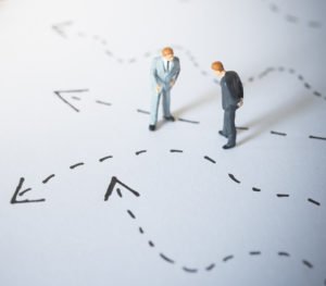 Zwei Miniaturmänner im Gespräch