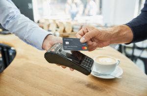 Kontaktloses Bezahlen wird immer beliebter und erhält neuen Schub durch Mobile Payment: 15 Prozent der Kartenzahlungen im deutschen Handel sind inzwischen kontaktlos